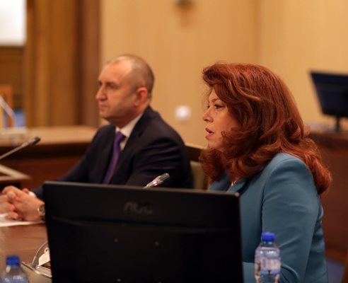 Вицепрезидентът Илияна Йотова и държавният глава Румен Радев на дискусията в резиденция “Бояна”.