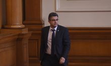 Депутатите не можаха да гласуват оттеглянето на Николов поради липса на кворум
