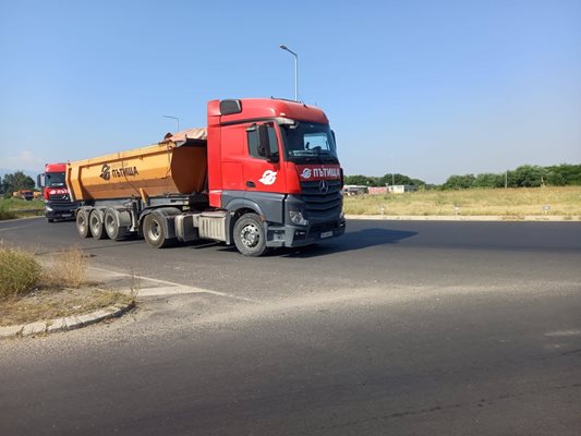 Камиони блокираха кръговото кръстовище на "Пазарджишко шосе" до Пловдив. Снимки: Авторът