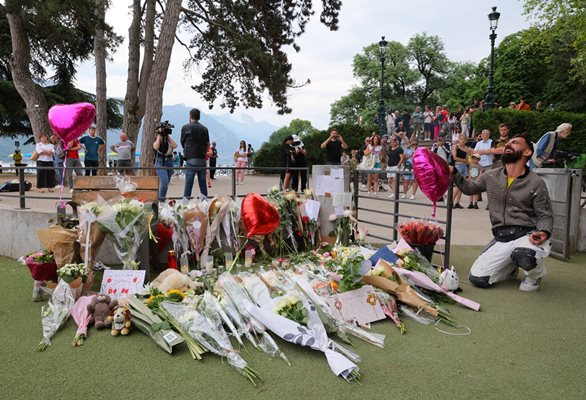 Хора оставят цветя на площада в Анси, където бяха нападнати малки деца Снимка: Ройтерс