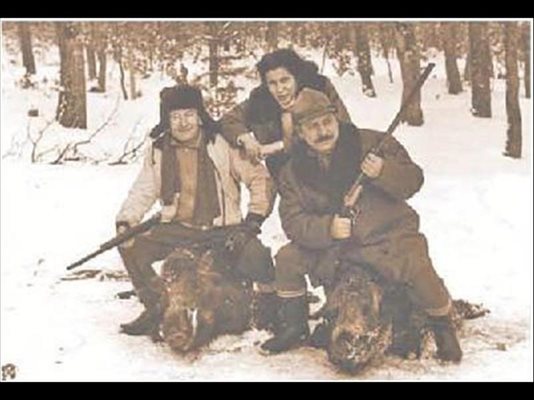 Емилиян Станев (вляво), съпругата му Надежда и Пенчо Кубадински на лов
