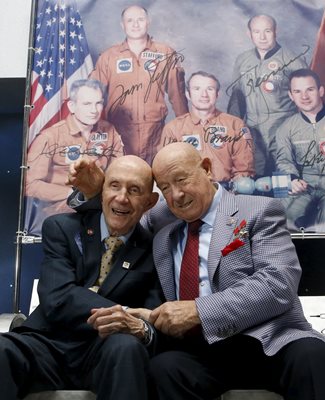 Алексей Леонов (вдясно) и Томас Стафорд се снимат за спомен в музея на космонавтиката в Москва по повод 40-ата годишнина от съвместния полет “Союз” - “Аполо”.