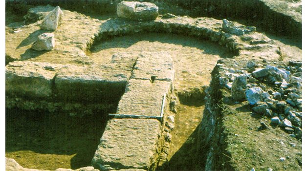 Част от каменната крепостна стена на Марцианополис.