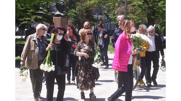 Сбогуването с Ваня Костова събра много нейни колеги на едно място пред столичната църква "Свети Седмочисленици". Сред тях бе и Мими Иванова (на снимката).