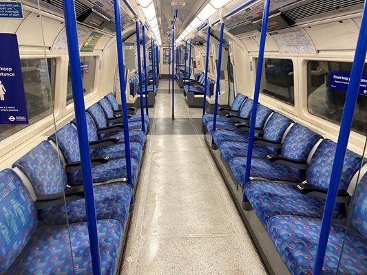 Влаковете  в лондонското метро бяха празни в началото на пандемията.