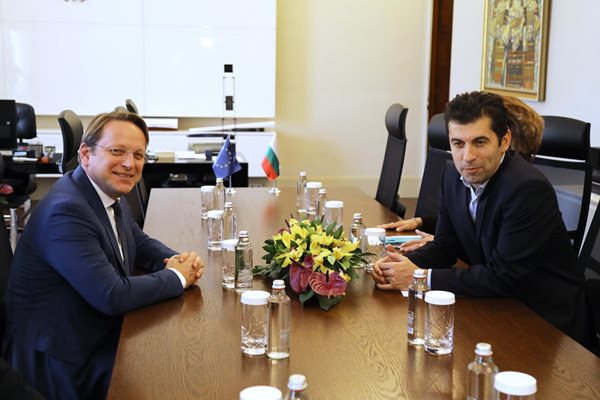 Кирил Петков се среща с европейския комисар по съседство и разширяване Оливер Вархеи.