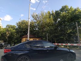 Автомобили буквално се навряха под бариерите да чакат заветния влак от Карлово. Снимки: Авторът