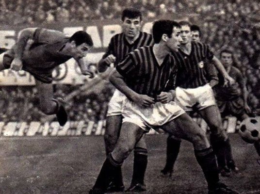 Жоро Соколов бележи знаменития си гол срещу "Милан" през 1967 г.
