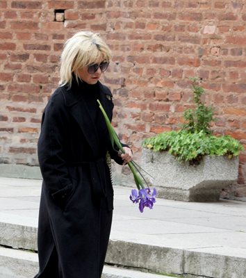  Мая Бежанска бе облякла манто в погребален цвят 