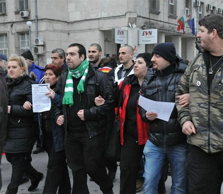 Едрият младеж с камуфлажната униформа  Цветомир Стоянов(вдясно) пак бе в първата редица на протеста.