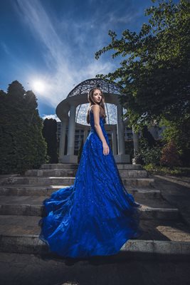 19-годишната Красимира Кръстева завършва тази година Профилираната природо-математическа гимназия в Бургас. За бала си е избрала красива синя рокля.