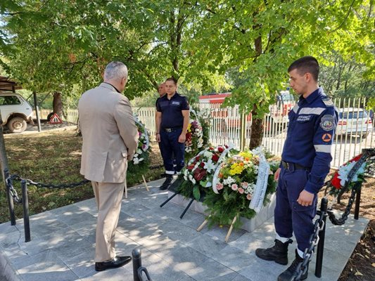 Почетоха паметта на загиналите преди 25 г. полицаи в Бобов дол. СНИМКИ: ОДМВР