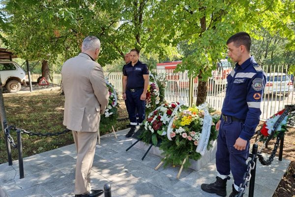 Почетоха паметта на загиналите преди 25 г. полицаи в Бобов дол. СНИМКИ: ОДМВР