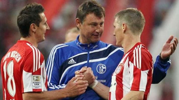 Дреер разговаря с бившите си съотборници в “Байерн” Мирослав Клозе (вляво) и Бастиан Швайнщайгер в периода, когато е в щаба на “Шалке 04”.