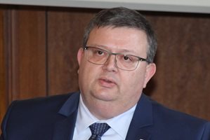 Антикорупционната комисия допусна
Цацаров до изслушване за шеф на КПКОНПИ