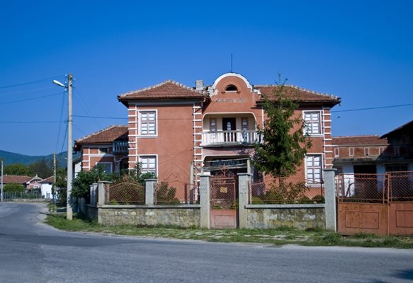 Дом-музей "Дан Колов" в родното му село Сенник