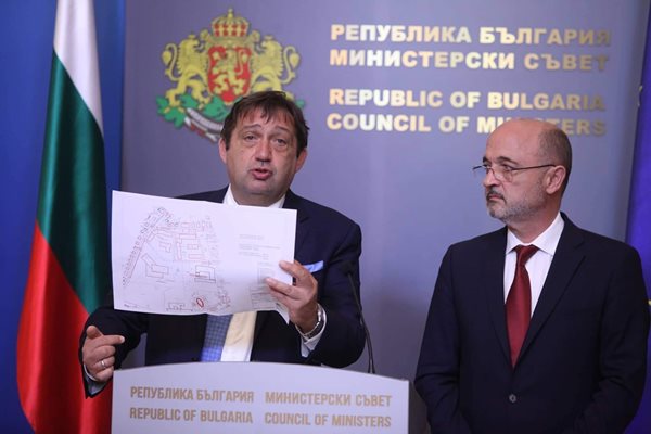 Регионалният министър Иван Шишков показва устройствения план на терена, върху който ще се изгради болницата. До него - здравният министър Асен Меджидиев.