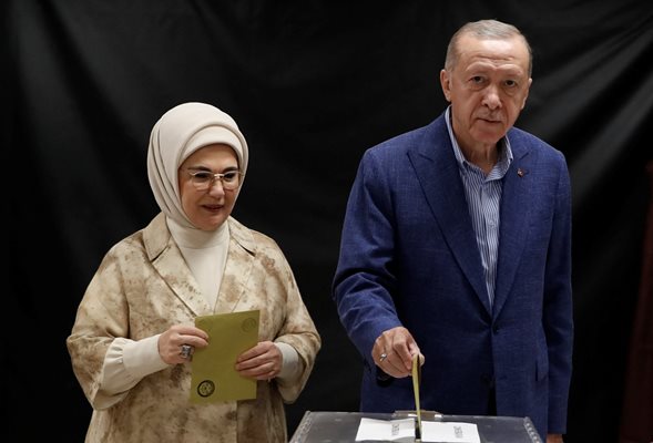 Реджеп Ердоган, след като пусна гласа си заедно с жена си Емине в Истанбул в неделя.