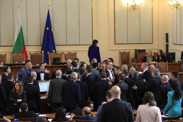 С дърпане и бой бе сложен край на заседанието на парламента  на 1 юни..