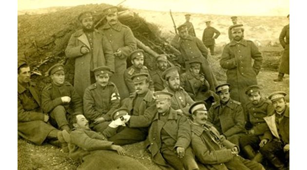 Български войници на Южния фронт през 1916 г. Горе вляво - с брада и с цигара е Димчо Дебелянов, който написа: “Мъртвият не ни е враг!”.