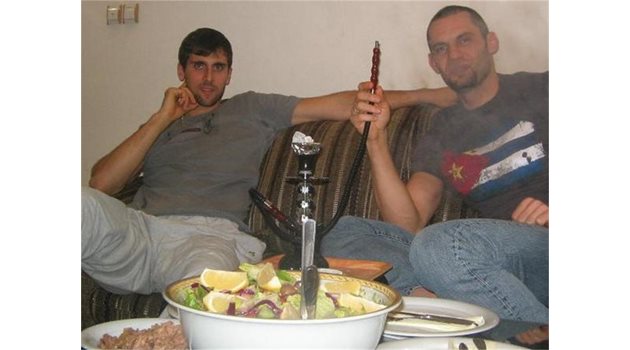 ПРИОРИТЕТИ: В Иран алкохолът е забранен, но пушенето е на почит. Иван Колев и Смилен Мляков са наясно и двете.