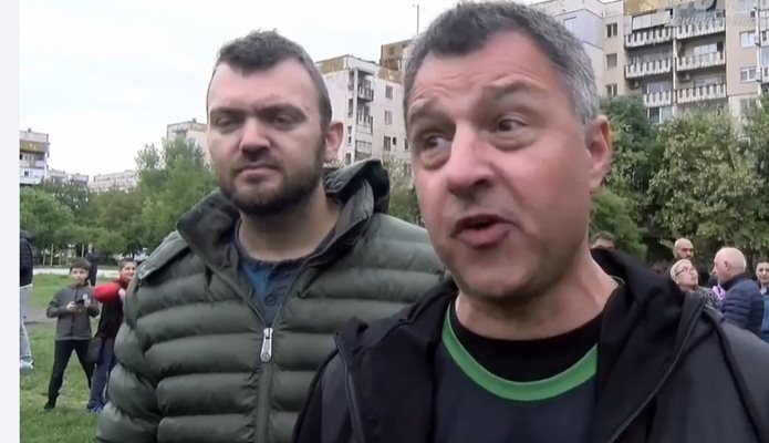 Асен Костов /вдясно/ от "Спаси Пловдив" пита как стават тези фокуси.