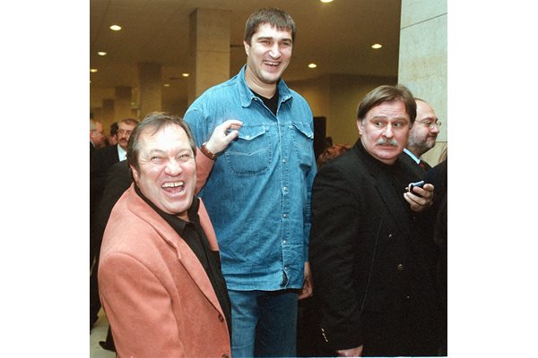 Георги Мамалев не се бои да премери ръст с волейболиста Любомир Ганев...