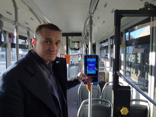 Шефът на  Центъра за градска мобилност Димитър Дилчев показва как  може да се пътува с банкова карта.