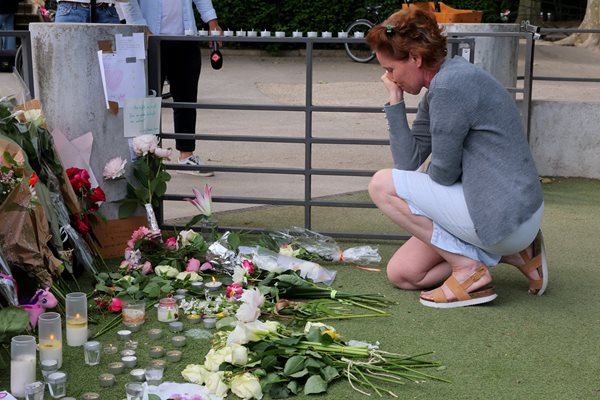 Хора оставят цветя на площада в Анси, където бяха нападнати малки деца Снимка: Ройтерс