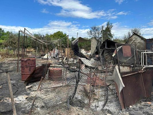 Това е останало от едната изгоряла постройка.