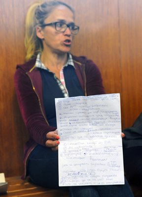 Кметицата на "Младост" показа лист със записки, според който заместникът й по строителството Румен Русев ще седне на стола й
