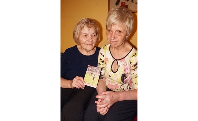 Емилия, вдовицата на Дочев (вляво) и дъщерята Елена със снимката на Марадона /Снимки: Авторите