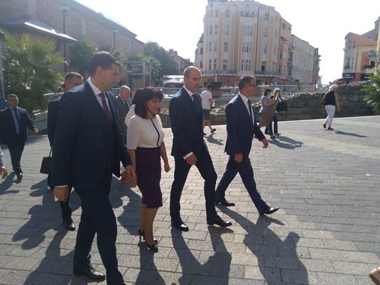 Тотев поведе гостите пеша по главната улица към паметника на Захари Стоянов в Дондуковата градина