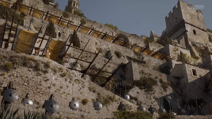 Кадър от сериала "Игра на тронове", в който се вижда кулата от Червен
