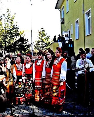 Почитатели на холивудската сензация я разпитват за българския фолклор