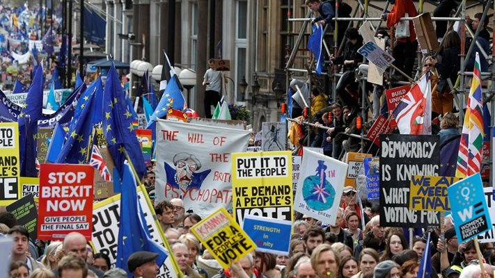 Хиляди излязоха по улиците на Лондон, за да покажат недоволството си от Брекзит  СНИМКИ: Ройтерс