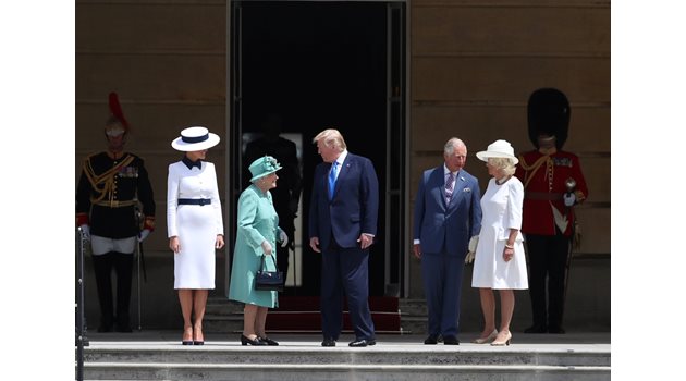 Кралицата, принц Чарлз и жена му Камила посрещнаха Тръмп в Бъкингам.