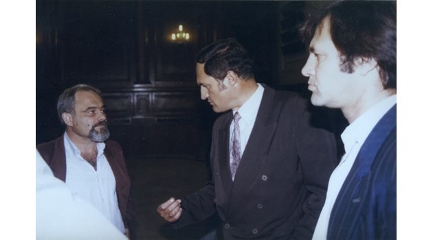 На 22 юли 1994 г. Кольо Парамов (в средата) предупреждава Илко Ескенази (вляво), че ще бъде убит.