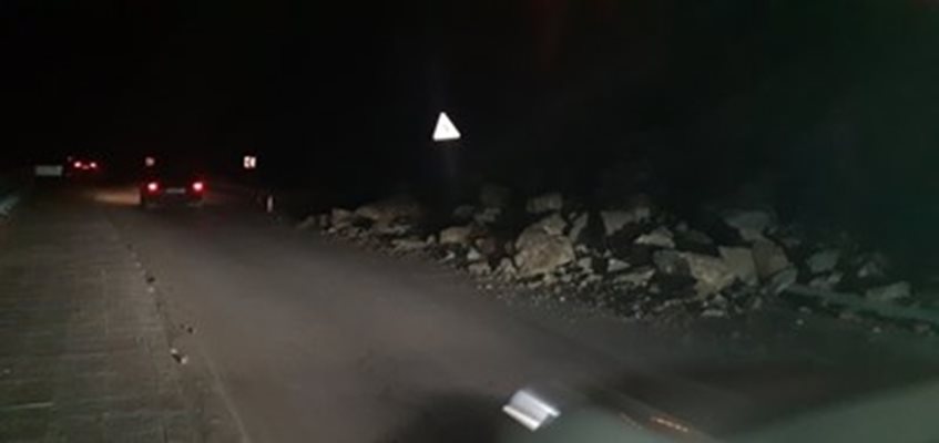 Скала се срути на пътя за Нареченски бани