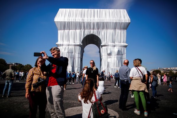 Опакованата по проект на Кристо Триумфална арка в Париж.
СНИМКА: РОЙТЕРС