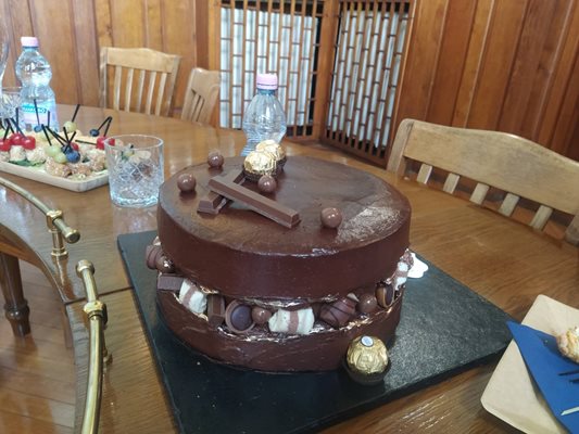 Голяма шоколадова торта беше приготвил кметът.