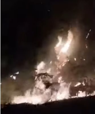 Трети ден продължава огнената стихия на остров Тасос.
Кадър: Ютуб/KavalaNews