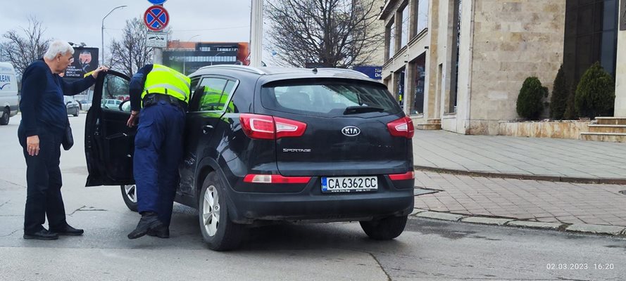 Патрулка мина на червено и блъсна кола на булевард в София Снимка: Facebook/Катастрофи в София/Radoslav Georgiev