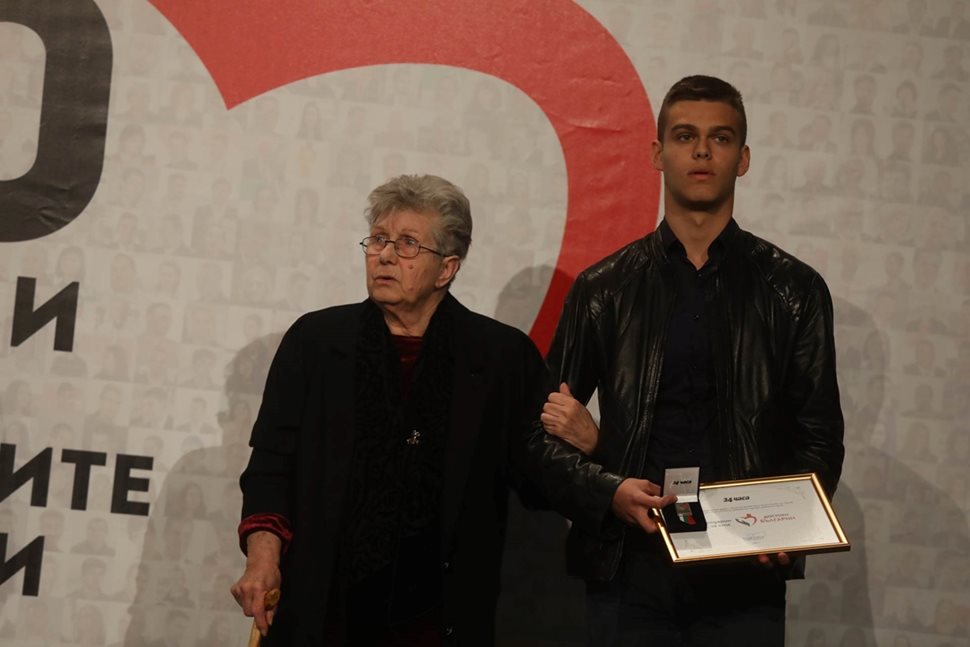 Янка Морчева  дари органи на сина и внука си. Тя разплака цялата зала с призива си хората да даряват органи, защото така близките им продължават  да живеят.