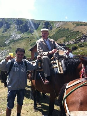 С тях на кон в Рила е и дядо Васко, на когото е кръстен цигуларят.
Снимки: Петя Иванова
