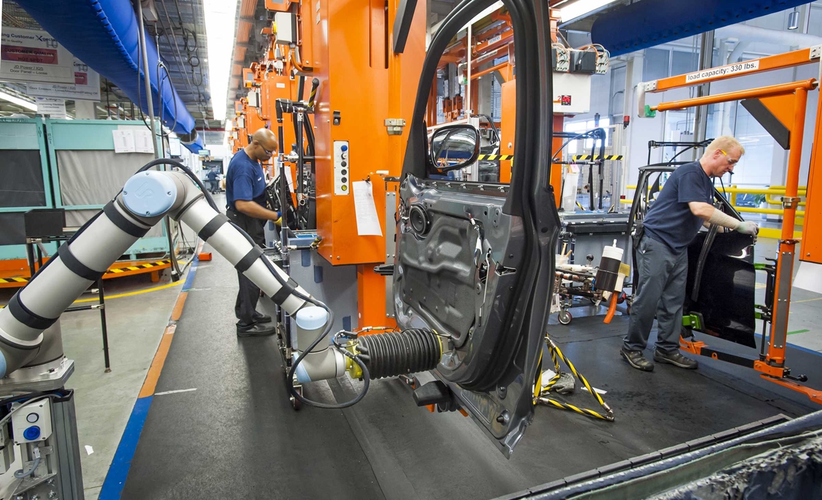 Роботи сменят хората в автомобилните заводи