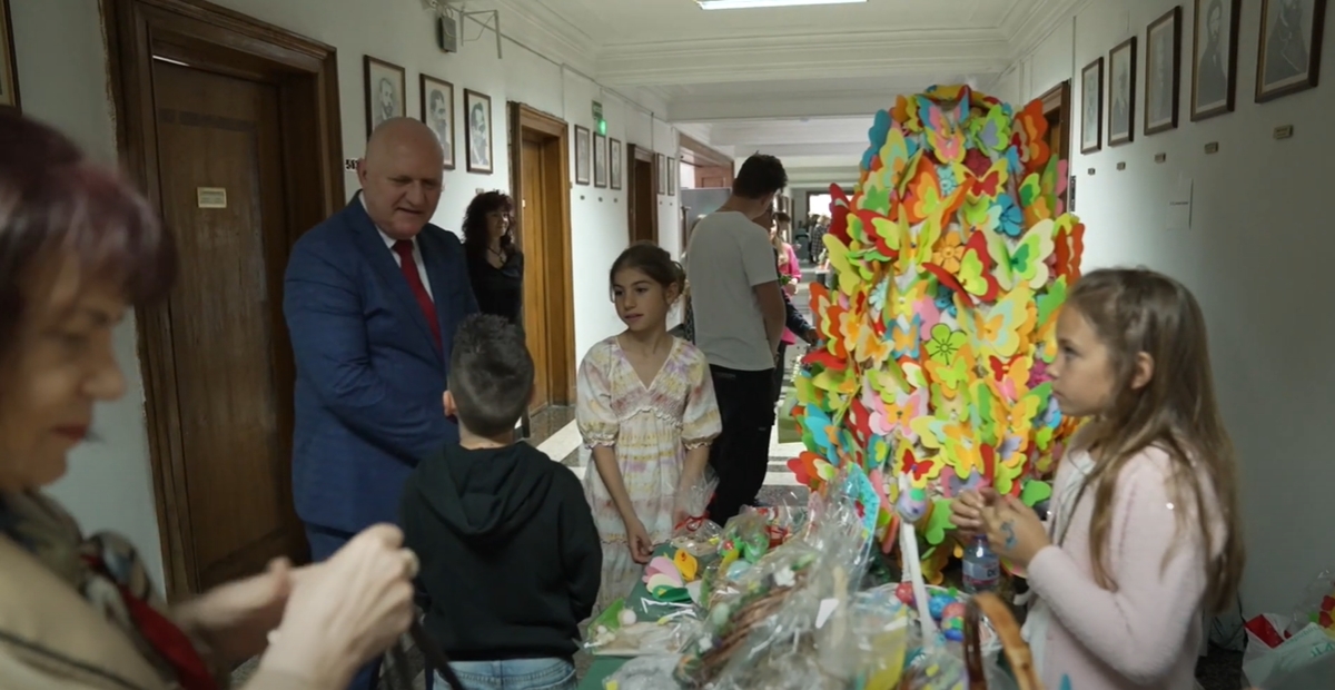 Благотворителен великденски базар се проведе в Министерството на образованието (Видео)