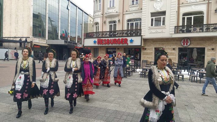 Танцьорки и певици от ансамбъл "Тракия" също зъзнеха.