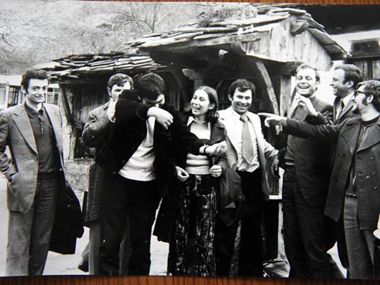 С колектива на в. "Студентска трибуна" в Боженци през 1974 г. Геронтиев е третият от дясно на ляво.