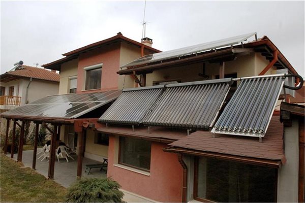 Къщата е с две слънчеви инсталации - за ток и вода. 
